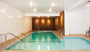 A piscina localizada em Hotel Recanto da Serra ou nos arredores