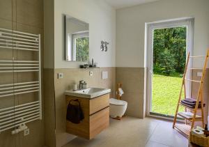 Koupelna v ubytování Vierseitenhof Appartements + 37 fotografií