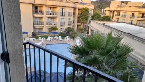 desde el balcón de un hotel con piscina en Aldeia das Aguas Quartier en Barra do Piraí