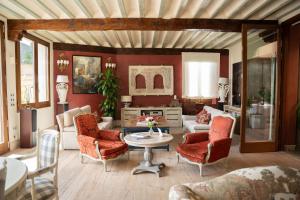 グラナダにあるLa Corrala del Realejoのリビングルーム(ソファ、テーブル、椅子付)