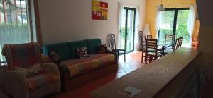 uma sala de estar com um sofá e uma mesa em casa vacaciones Praia de Mira 