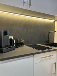 Küche/Küchenzeile in der Unterkunft Black&Yellow Designer Apartment Bielefeld