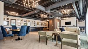 un salon avec un canapé, des chaises et une table dans l'établissement Logan Square 2br w pool lounge gym nr L CHI-869, à Chicago