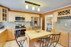 Ett kök eller pentry på Waterville Home Rental with Private Yard and Deck!