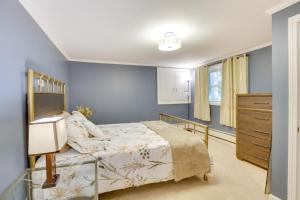 מיטה או מיטות בחדר ב-Waterville Home Rental with Private Yard and Deck!