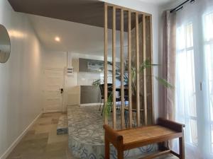 un soggiorno con panchina e una cucina di Appartement moderne T3 duplex a Le Boulou