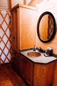 W łazience znajduje się umywalka i lustro. w obiekcie Tuckaseegee @ Sky Ridge Yurts w mieście Bryson City