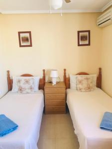 2 aparte bedden in een kamer met een nachtkastje bij Villa with super swimming pool in Gran Alacant +53 foto's