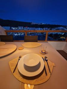 een tafel met een witte plaat, vork en mes bij Arimar Sun 13 Puerto Rico in Puerto Rico de Gran Canaria