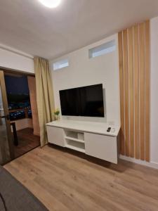 een woonkamer met een flatscreen-tv aan de muur bij Arimar Sun 13 Puerto Rico in Puerto Rico de Gran Canaria