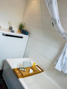 - une salle de bains blanche avec un plateau en bois sur un lavabo dans l'établissement The First-central Wigan 8 guests, à Wigan