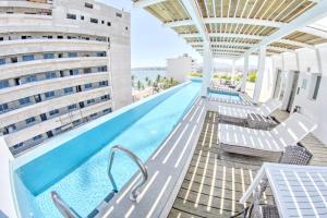 - une piscine au sommet d'un bâtiment dans l'établissement Casa Las Palmas - Condos by the Beach with Rooftop Pool, à Bucerías