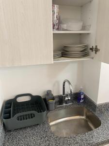 - un comptoir de cuisine avec évier dans l'établissement Casa Las Palmas - Condos by the Beach with Rooftop Pool, à Bucerías 36 autres photos