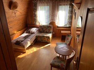 um quarto com uma cama, duas cadeiras e uma mesa em "Jurkówka" em Szczyrk