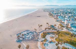 een luchtzicht op een strand en de oceaan bij 4BR Townhouse in Mid City in Los Angeles