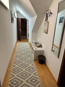 a hallway with a rug and a table and a mirror at Stilvolle Ferienwohnung in historischer Stadtvilla in Neubrandenburg