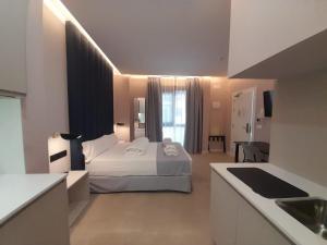 pokój hotelowy z łóżkiem i kuchnią w obiekcie GBH Hotel-Apartamentos Estrella de Mar w mieście Benidorm