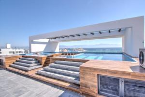 une piscine sur le toit d'un bâtiment dans l'établissement Cruz del Mar - Panoramic Rooftop Pool Views Near Marina, à La Cruz de Huanacaxtle