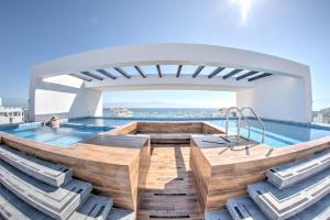 une piscine sur le toit d'un immeuble avec des chaises longues dans l'établissement Cruz del Mar - Panoramic Rooftop Pool Views Near Marina, à La Cruz de Huanacaxtle