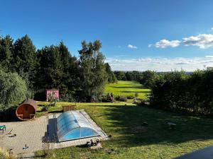 En udsigt til poolen hos Moderní dům s bazénem a saunou, Žďárské vrchy eller i nærheden