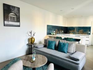 uma sala de estar com um sofá e uma mesa em Rotmain Apartments em Bayreuth