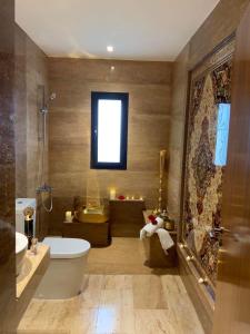 uma casa de banho com um WC, um lavatório e uma banheira em Marchica Med atalayon em Nador