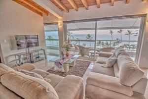 ブセリアスにあるCosta Dorada - Beachfront Penthouse in Bucerias Golden Zoneのリビングルーム(ソファ2台付)が備わり、海の景色を望めます。