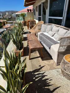 ブセリアスにあるCosta Dorada - Beachfront Penthouse in Bucerias Golden Zoneの(ソファ、テーブル、植物付) +60枚の写真