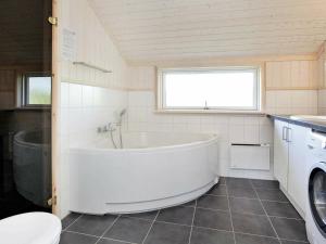 eine weiße Badewanne im Bad mit Fenster in der Unterkunft Three-Bedroom Holiday home in Großenbrode 4 in Großenbrode