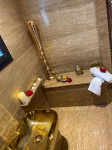 uma casa de banho com lavatório, espelho e toalhas em Marchica Med atalayon em Nador