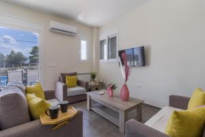 sala de estar con sofás y mesa en Enchanted Sunlit Villa Retreat 1, en Istmia