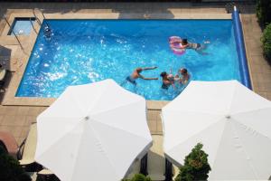 Bazén v ubytování Hotel Diana nebo v jeho okolí