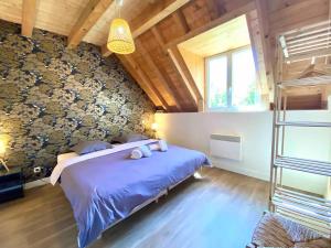 Saint-MametにあるLes trois chalets - jardin terrasse 7 personnes - Saint Mamet Luchonの部屋の中に大きなベッドがある寝室