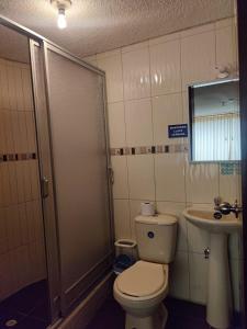 Koupelna v ubytování HOSTAL EL CONFORT QUITO NORTE