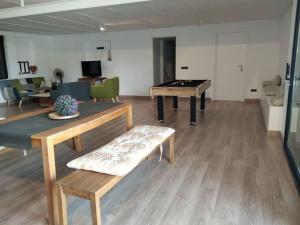 ein Wohnzimmer mit 2 Tischen und einem Billardtisch in der Unterkunft Finca El Pilar in Madridejos