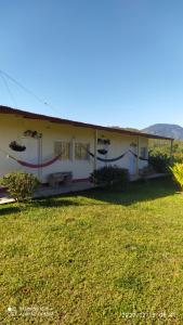 een huis met een gazon ervoor bij Altos del Reposo Casa Campestre in Pueblo Bello