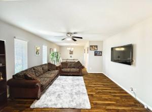 ein Wohnzimmer mit einem Sofa und einem Flachbild-TV in der Unterkunft Tranquil Oasis in Houston