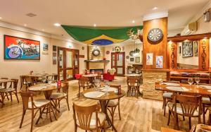 Um restaurante ou outro lugar para comer em Hotel Recanto da Serra