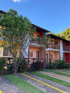 un edificio con un árbol delante de él en Apartamento em Lençóis No 102, en Lençóis