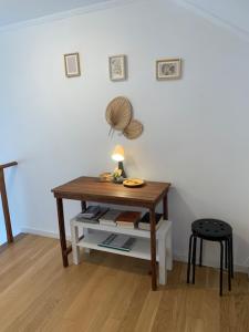 uma mesa com um candeeiro numa sala em Andar tranquilo entre Lisboa Sintra em Sintra