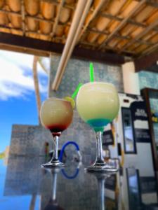 Dois cocktails em cima de uma mesa em IMPERIAL AREMBEPE BEACH em Arembepe