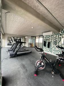 een fitnessruimte met loopbanden en een fiets in een kamer bij CENTRICO TJ in Tijuana