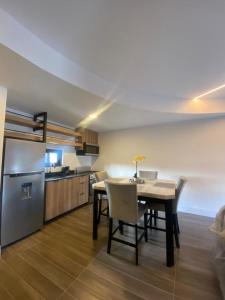 eine Küche und ein Esszimmer mit einem Tisch und einem Kühlschrank in der Unterkunft CENTRICO TJ in Tijuana