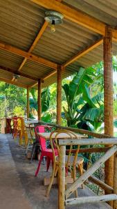 a row of tables and chairs under a wooden roof at Rancho Acácia São Roque in São Roque