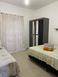 1 dormitorio con 2 camas individuales y armario en Apartamento 02 no Vivendas do Serrano em Lençóis, en Lençóis