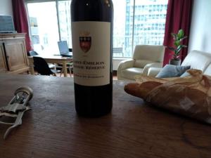 uma garrafa de vinho em cima de uma mesa em Puteaux - PARIS LA DEFENSE em Puteaux