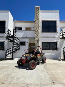 un ATV estacionado frente a una casa en Depto. totalmente nuevo y amueblado, en Mazatlán