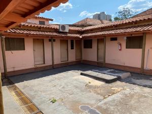 an empty courtyard of a house at Hotel Cristo Redentor in Jataí