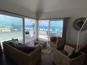 een woonkamer met uitzicht op de oceaan bij Leme Bedje Sea View Apartments with Pool in Santa Maria