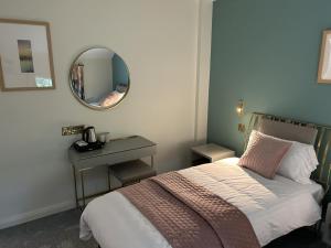 Irvinestown的住宿－Castle Irvine Estate，一间卧室配有一张床和镜子